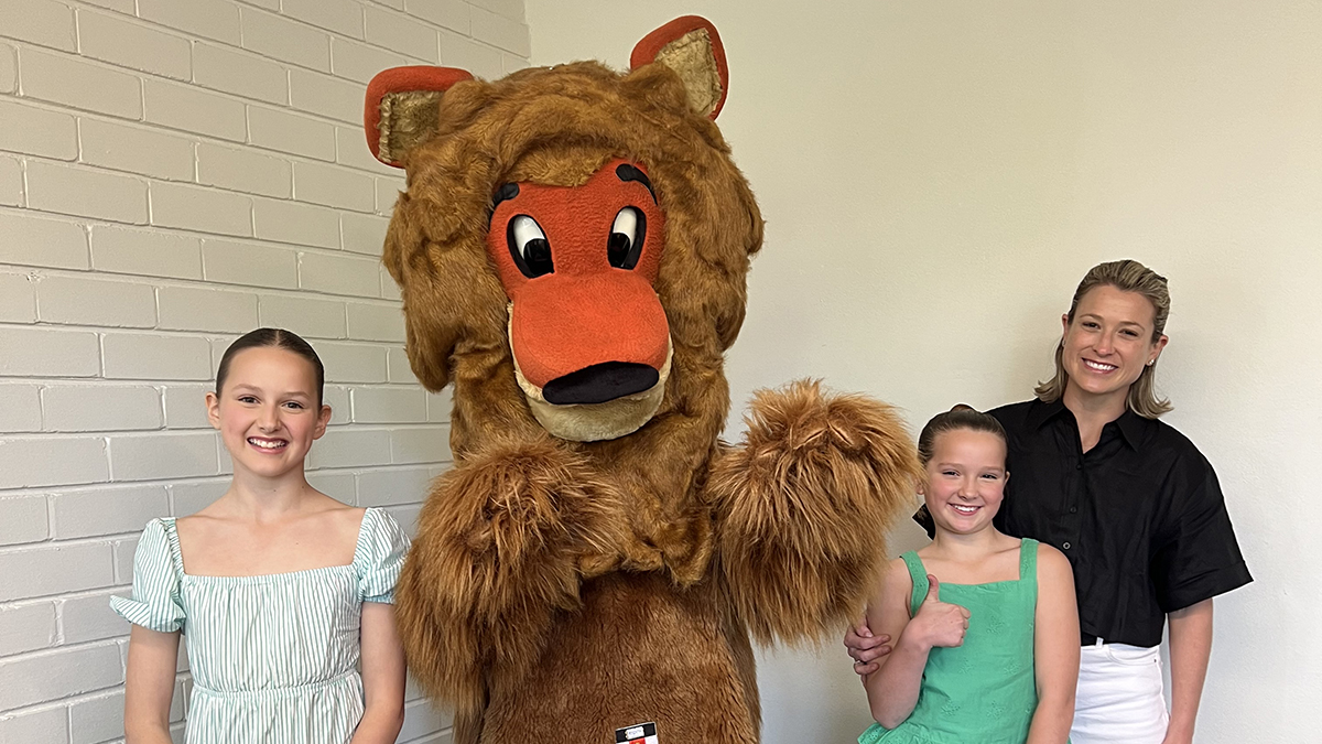 Ruby-Moon, Faith and Ashley with Clancy the Lion