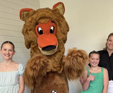 Ruby-Moon, Faith and Ashley with Clancy the Lion